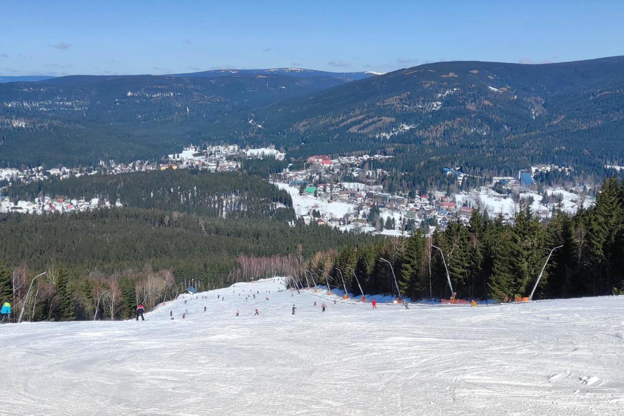 Enjoy Harrachov - Atraktivní slunný klimatizovaný apartmán 14 v centru Harrachova se saunou, wallboxem EV, herní konzolí, počítačem s win 10, Netflix a jedinečným výhledem na Čertovu horu se skokanskými můstky Exteriér fotografie