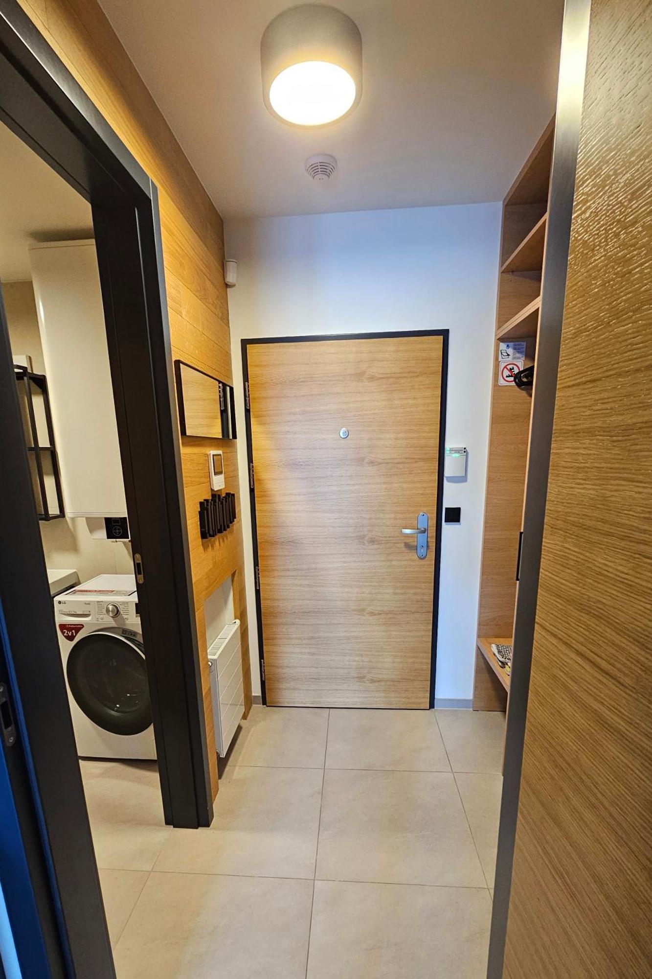 Enjoy Harrachov - Atraktivní slunný klimatizovaný apartmán 14 v centru Harrachova se saunou, wallboxem EV, herní konzolí, počítačem s win 10, Netflix a jedinečným výhledem na Čertovu horu se skokanskými můstky Exteriér fotografie